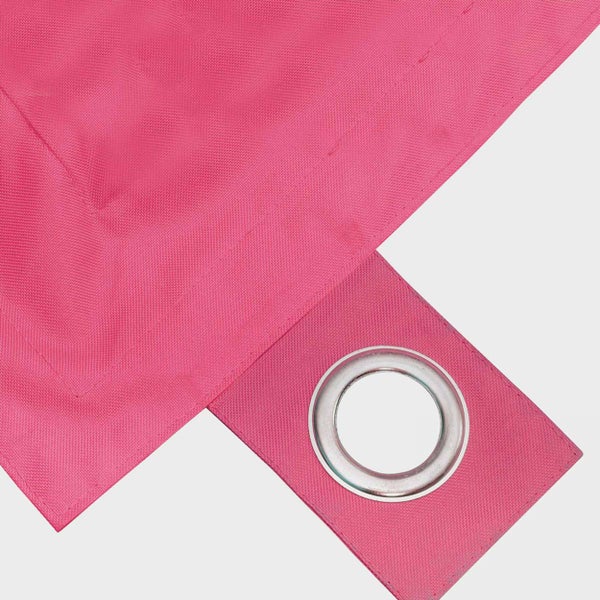 Detailansicht eines pinkfarbenen Sonnensegels aus strapazierfähigem Gewebe mit einer stabilen Metallöse.