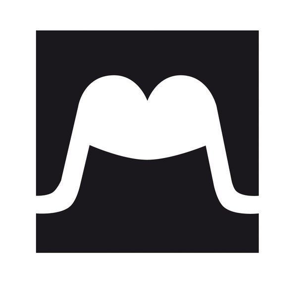 Nahaufnahme eines gelben Rollbandmasses mit Zentimeter- und Meterangaben