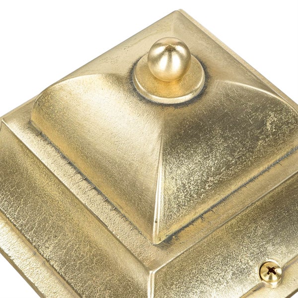 Detailansicht einer goldenen Zaunpfostenabdeckung aus Metall