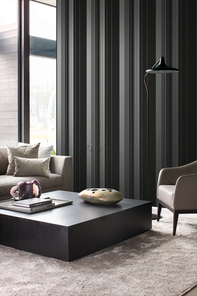 Wohnzimmer mit Sofa, Sessel, Tisch und gestreifter Tapete