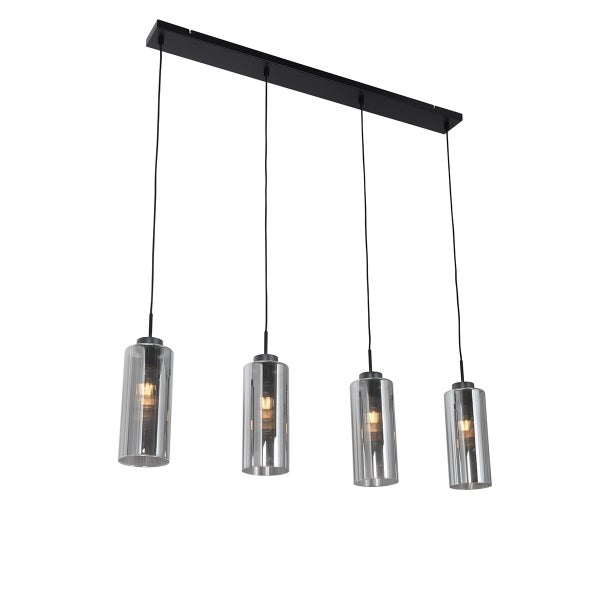 4-flammige Pendelleuchte mit zylindrischen Schirmen aus geripptem Glas und schwarzer Metallhalterung.