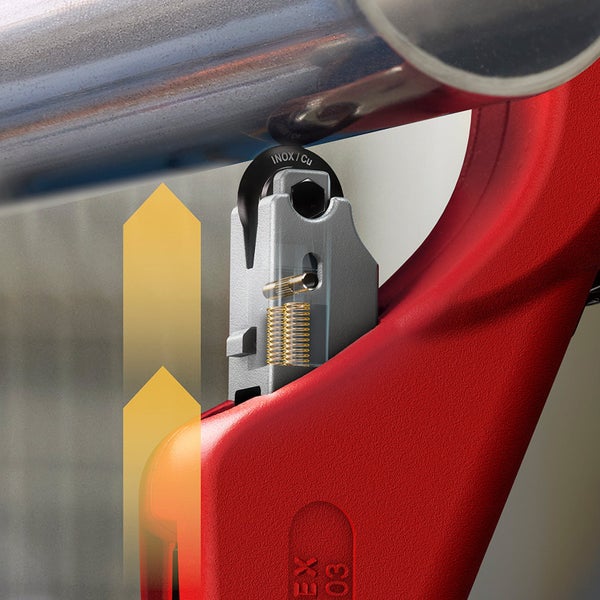 Detailaufnahme eines Rohrabschneiders mit Schneidrad für Inox und Kupfer, zeigt den Federmechanismus am Metallrohr.