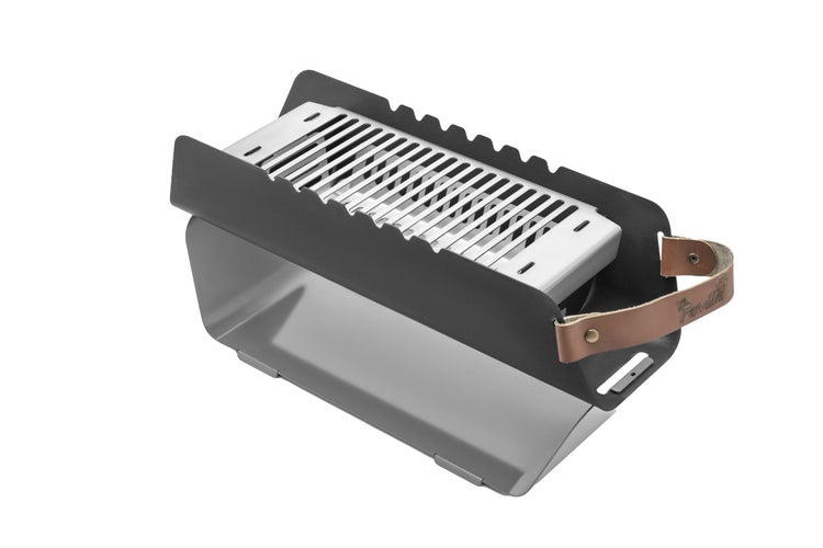 The Favilla FUMO mobiler Holzkohlegrill (48x17x11 cm) in Grau – 2-in-1 Grill mit Edelstahlrost & Spießhalterung – Inkl. Tragetasche für Camping
