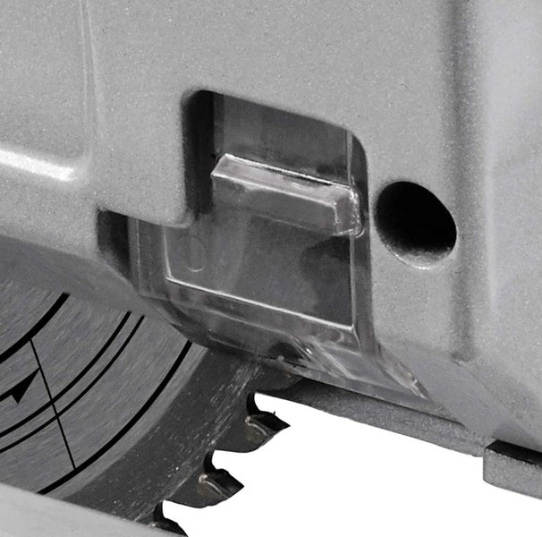 Detailansicht einer Ecke einer weißen Platte mit glatter Oberfläche.