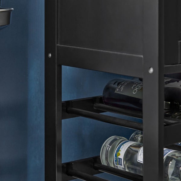 Detailansicht eines schwarzen Weinregals mit mehreren Flaschen