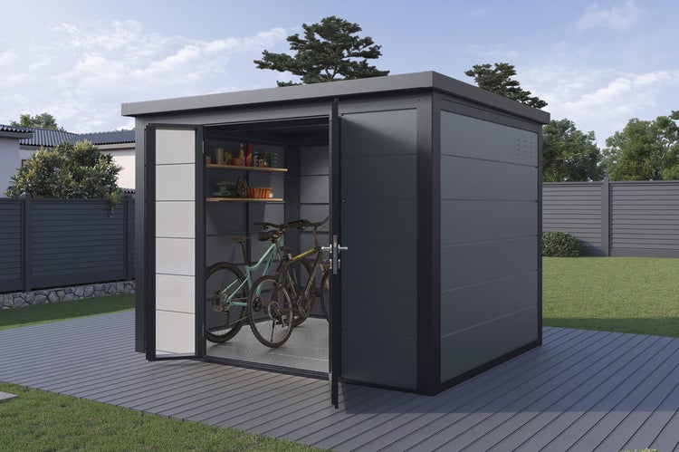 Modernes Metallgerätehaus mit Pultdach und Flügeltür, aufgestellt auf einer Terrasse, mit Fahrrädern und Regalen im Innenraum.