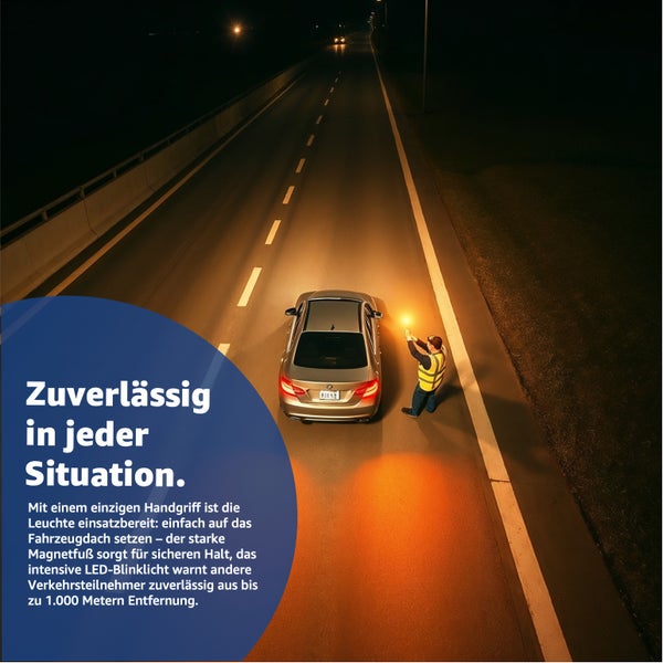 Szene auf einer nächtlichen Straße mit einem Auto und einer Person in Sicherheitsweste, die ein Warnlicht hält