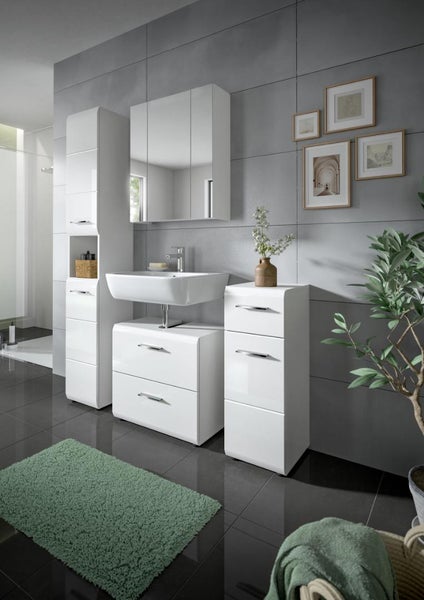 Modernes Badezimmerset in Weiß mit Waschbecken, Spiegelschrank, Hochschrank und Unterschrank vor grauen Fliesen.