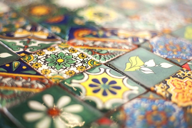 Nahaufnahme von verschiedenen dekorativen Keramikfliesen