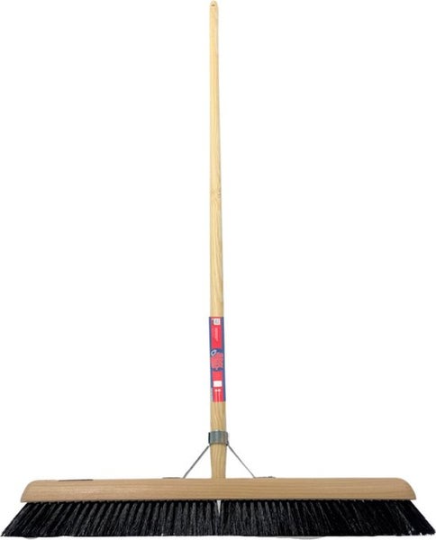 Saalbesen mit langem Holzstiel und schwarzen Borsten.