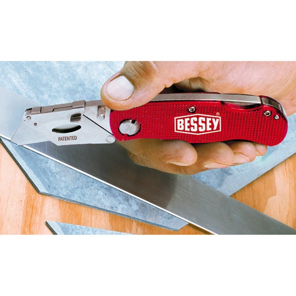 Bessey Logo auf einem Universalmesser in einer Hand