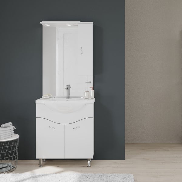 Badezimmermöbel-Set bestehend aus weißem Waschbeckenunterschrank mit Füßen, Waschbecken, Spiegel mit integrierter Beleuchtung und Seitenschrank.