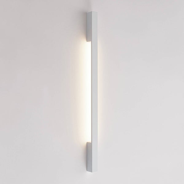Vertikale lineare LED Wandleuchte mit indirektem Lichteffekt und modernem Design.