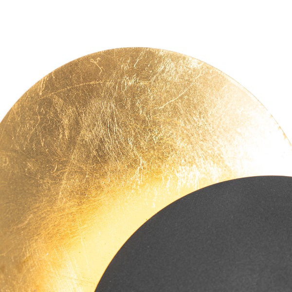 Detailaufnahme einer Wandleuchte mit Blattgoldoptik