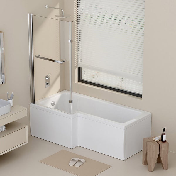 L förmige Badewanne mit Duschabtrennung aus Glas und Chromprofil in einem modernen Badezimmer.