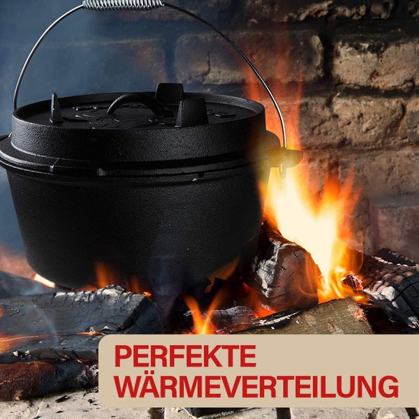 Gusseiserner Dutch Oven mit Deckel und Henkel über einem offenen Holzfeuer zur perfekten Wärmeverteilung.