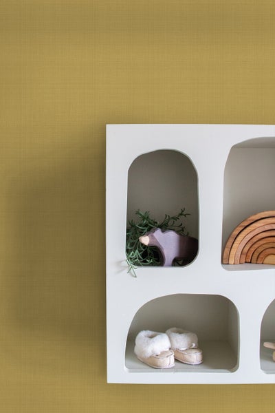 Wandregal mit Holzspielzeug und Babyschuhen