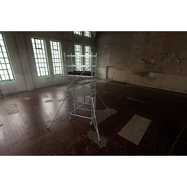 Gerüst in einem Raum mit großen Fenstern.