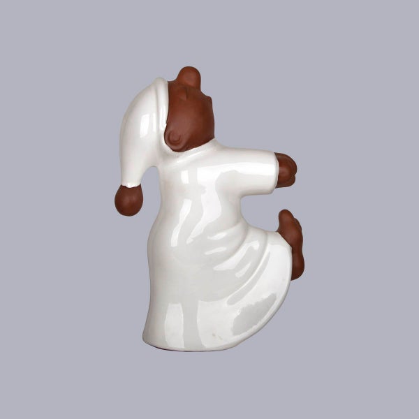 Braune Sandmännchen Keramikfigur in weißem Nachthemd und Schlafmütze, glänzend glasiert.