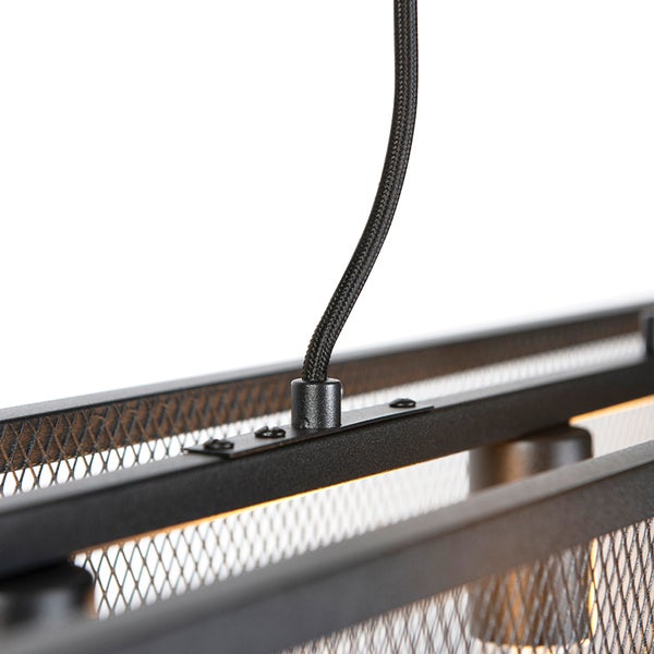 Detailansicht einer Pendelleuchte mit Metallrahmen und Textilkabel