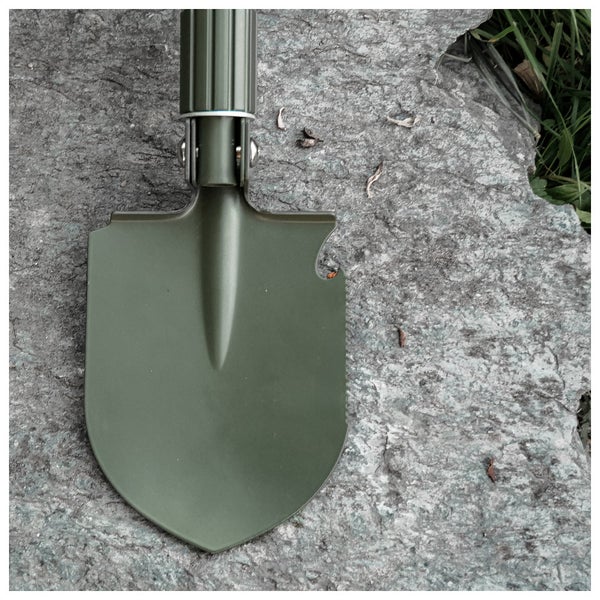 Klappspaten mit Flaschenöffnerfunktion auf Steinuntergrund