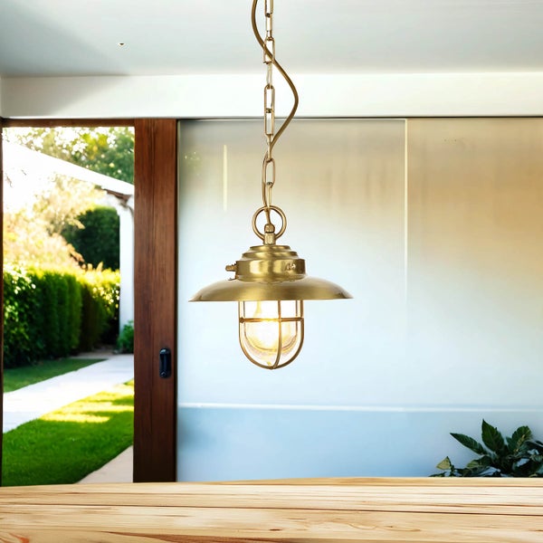 Hängelampe im Innenraum mit Holztisch im Vordergrund