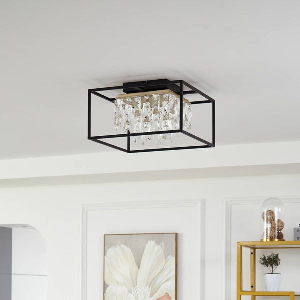 Moderne quadratische Deckenleuchte mit schwarzem Metallrahmen und hängenden Kristallelementen in einem hellen Wohnraum.