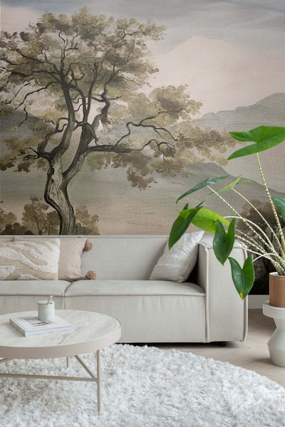 Wohnzimmer mit Wandbild, Sofa, Teppich und Zimmerpflanze für ein stilvolles Ambiente