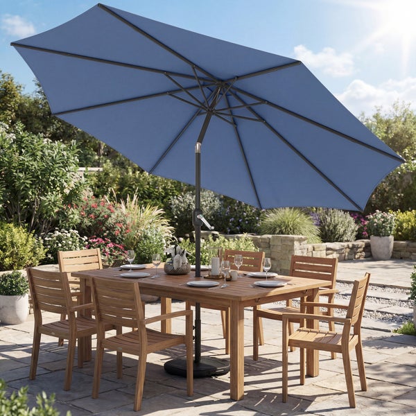 Blauer Sonnenschirm mit Zwei-Wege-Neigung bis zu 30 Grad über einem Gartentisch aus Holz mit Stühlen in einem Garten mit Pool.