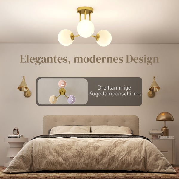 Dreiflammige Deckenleuchte mit weißen Kugelschirmen und goldfarbenem Gestell im Schlafzimmer montiert.