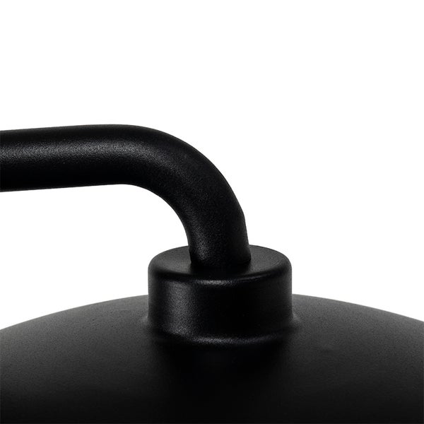 Detailaufnahme einer schwarzen, mattierten Außenleuchte aus Metall, die die Verbindung zwischen dem gebogenen Arm und dem Schirm zeigt.