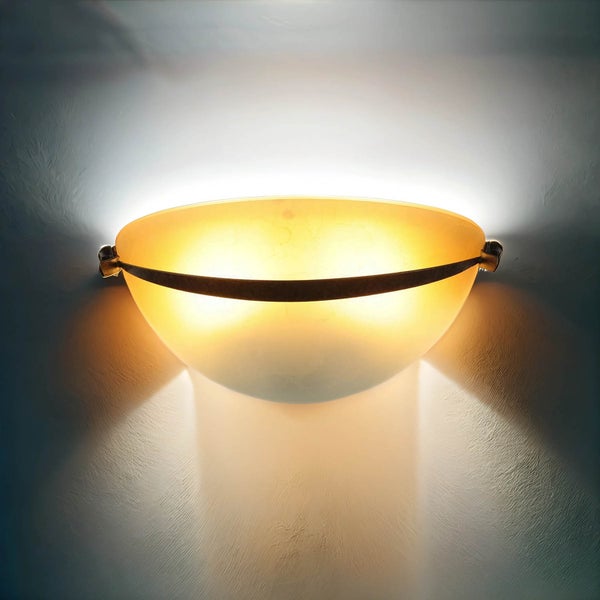 Beleuchtete Wandleuchte mit halbkreisförmigem Schirm