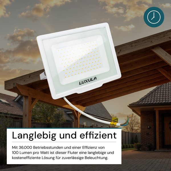 Luxula LED-Strahler zur Außenbeleuchtung an einer Holzkonstruktion montiert