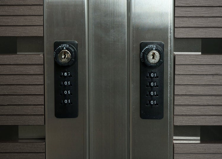 Detailaufnahme einer Tür mit Zahlenschloss und Schlüssel