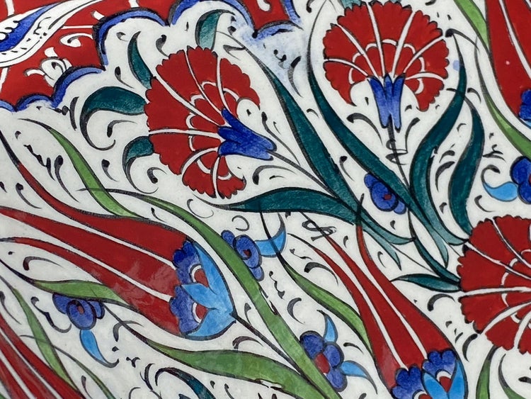 Detailansicht eines Keramikmusters mit floralem Design