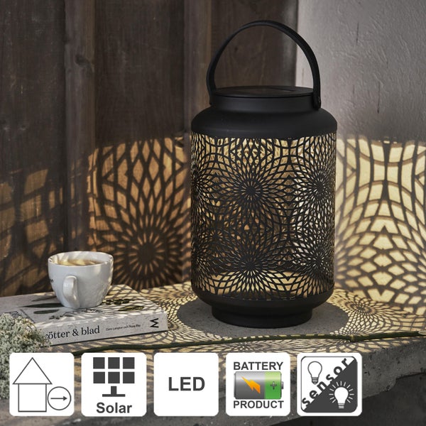 Dekorative Solarlaterne mit LED und Tragegriff auf einem Tisch