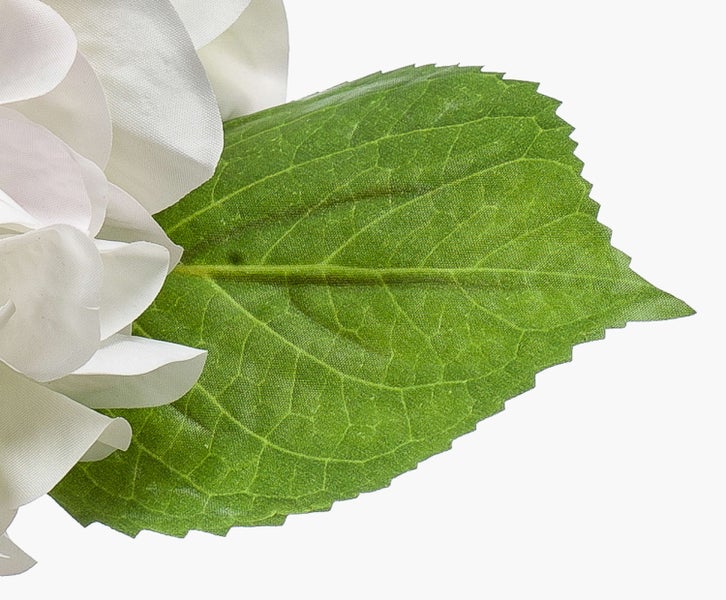Künstliche Hortensie mit weißen Blüten und grünen Blättern am Stiel.
