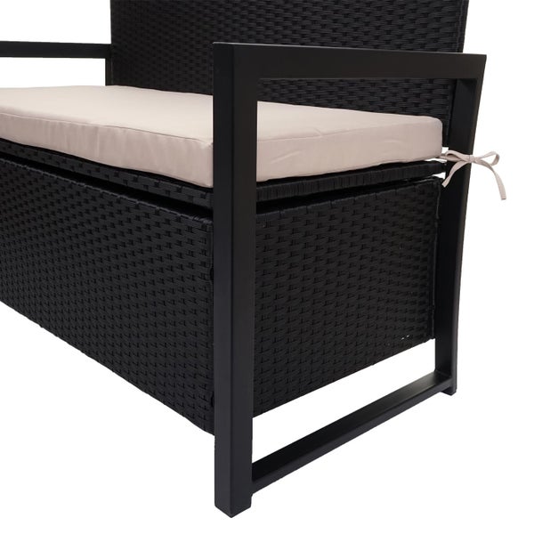 Schwarze Gartenbank aus Polyrattan mit Aufbewahrungsbox, Metallgestell und beigem Sitzkissen.