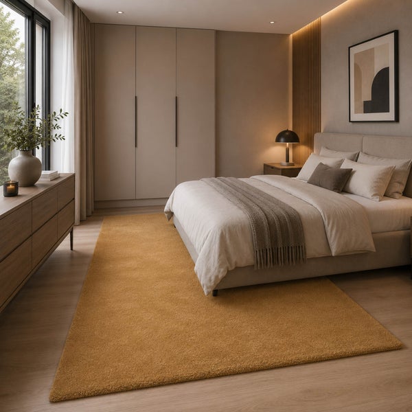 Modernes Schlafzimmer mit gelbem Teppich, Doppelbett und Holzkommode auf hellem Holzboden.