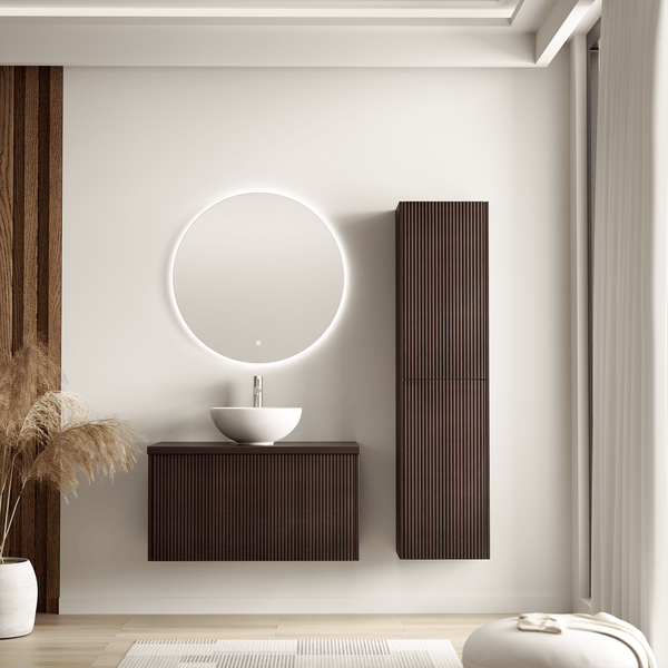 Modernes Badezimmer mit wandhängendem Waschtisch, rundem LED-Spiegel, Hochschrank und Aufsatzwaschbecken vor einer strukturierten Holzwand.