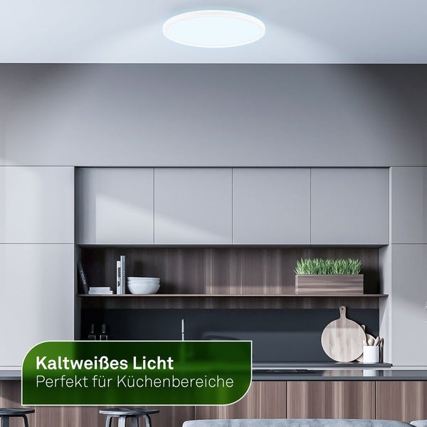 Runde Deckenleuchte mit kaltweissem Licht in einer Küche