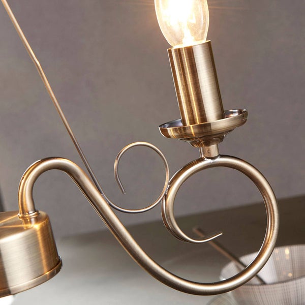 Detailansicht einer Deckenleuchte aus Metall mit Glühbirne