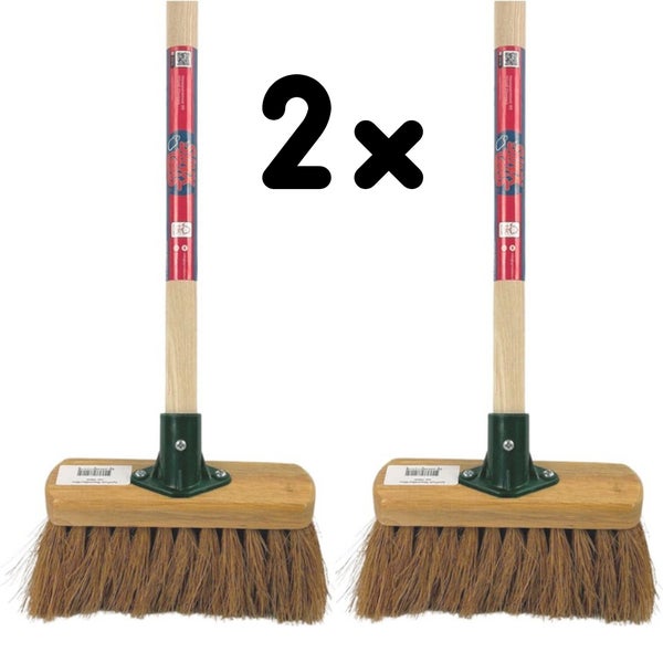 Zwei Straßenbesen mit Holzstiel und Naturborsten