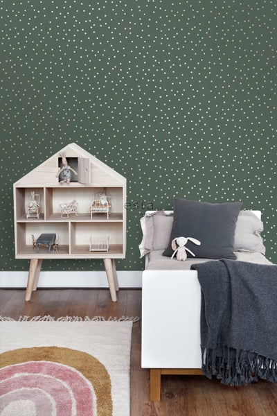 Kinderzimmer mit Puppenhaus, Bett und Tapete mit Punktmuster.