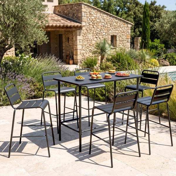 Moderne Garten-Bar-Garnitur bestehend aus einem hohen Metalltisch und sechs Barhockern in Anthrazit auf einer gepflasterten Terrasse.