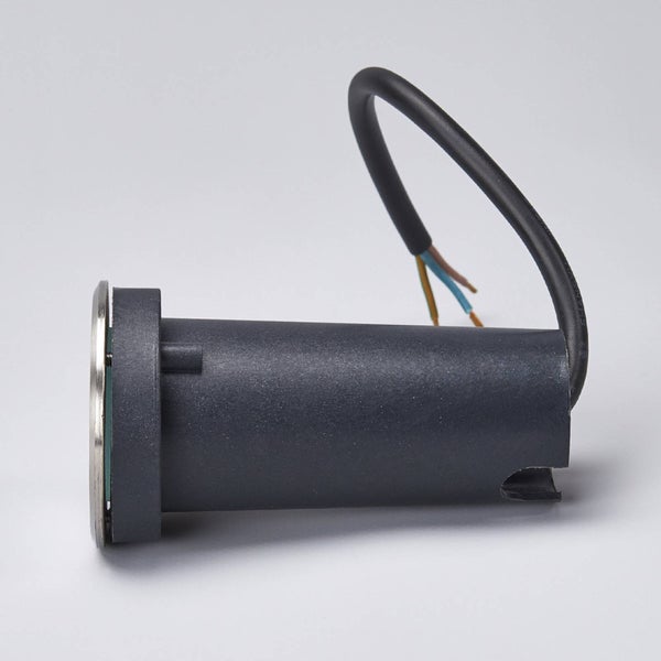 LED-Bodeneinbaustrahler aus Kunststoff und Edelstahl mit schwarzem Anschlusskabel.