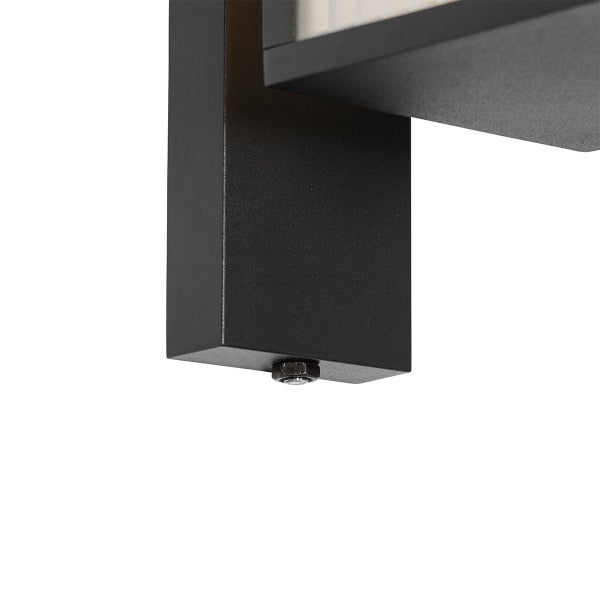 Detailaufnahme der Montagehalterung einer schwarzen Außenleuchte mit sichtbarer Sechskantmutter an der Unterseite.