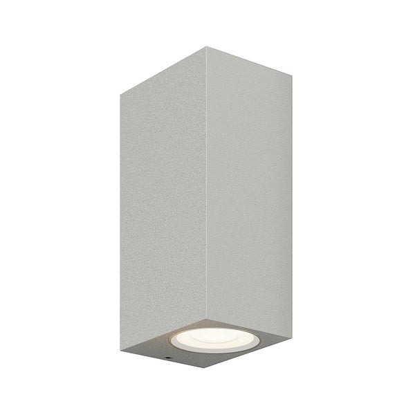 Moderne rechteckige Wandleuchte aus grauem Aluminium für den Außenbereich mit Lichtaustritt nach unten.