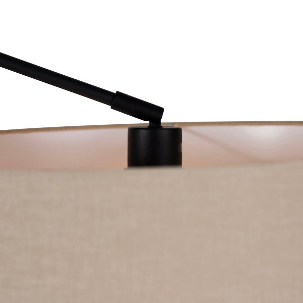 Detailansicht einer Lampe mit Lampenschirm und schwarzer Halterung