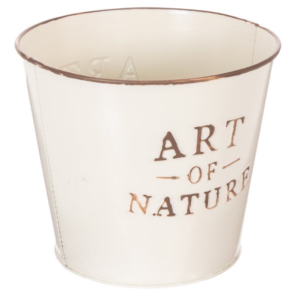 Cremefarbener Übertopf aus Metall mit geprägtem Schriftzug Art of Nature und kontrastierendem Rand.